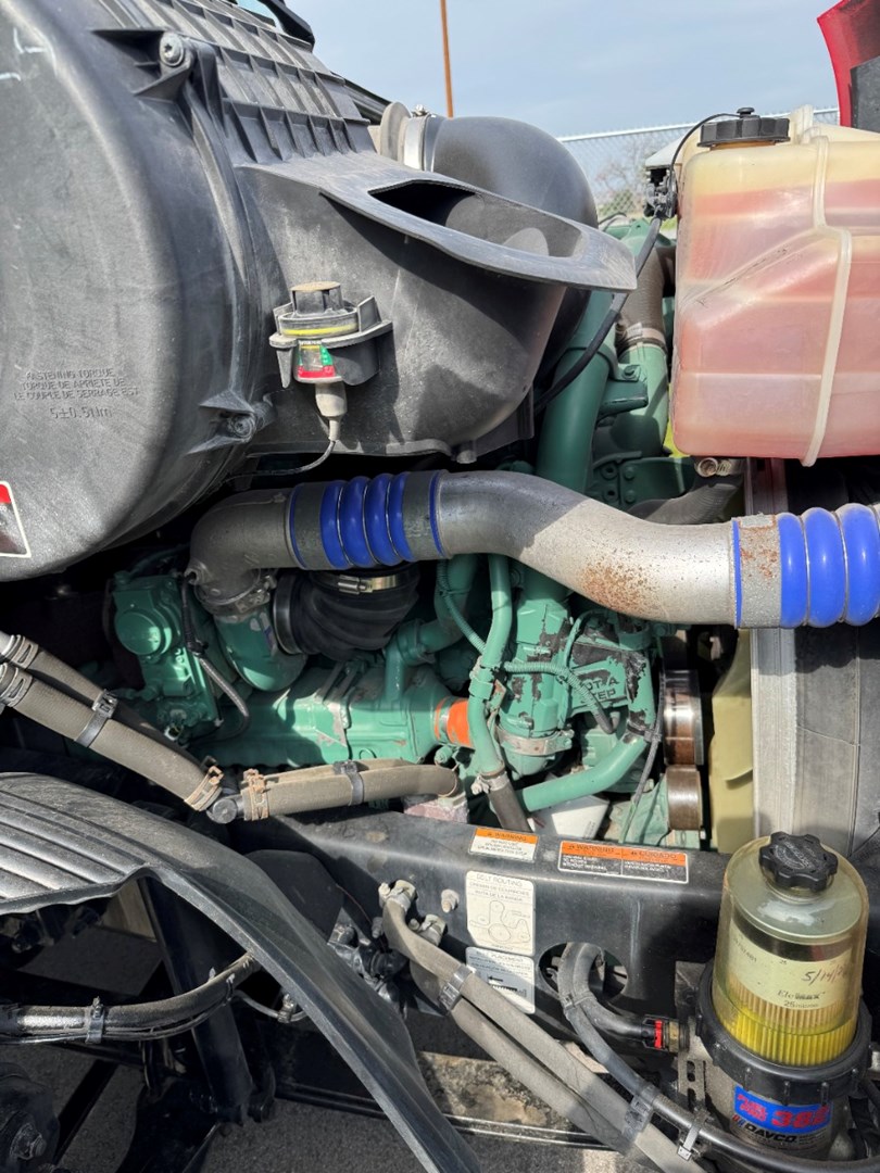 2020 VOLVO VNR300 - USED TRUCKS DAY CAB - image 10